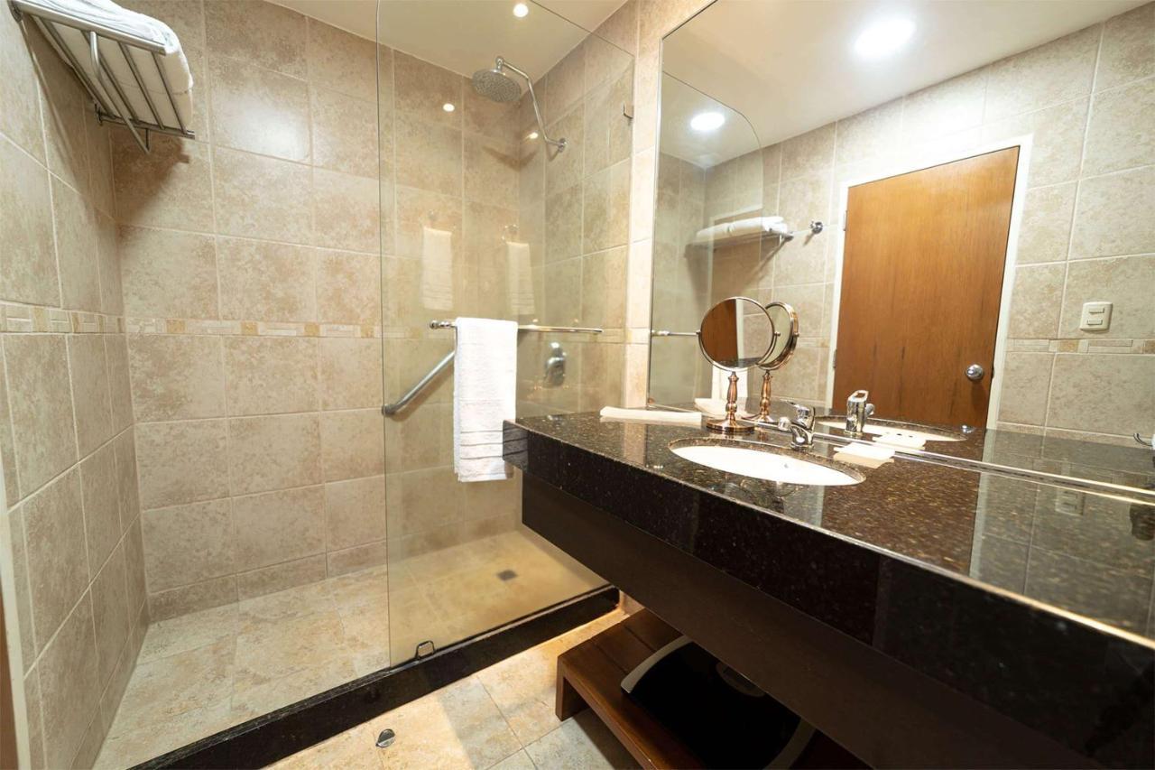 Tryp By Wyndham Guayaquil Hotell Exteriör bild